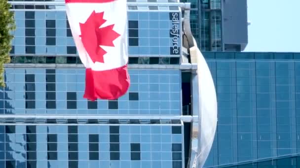 カナダの旗がバンクーバーの展望台の上を振って カナダのバンクーバー港を見下ろすハーバーセンターでレストランを回転させます ドローンが撃たれた バンクーバーカナダ2023 — ストック動画