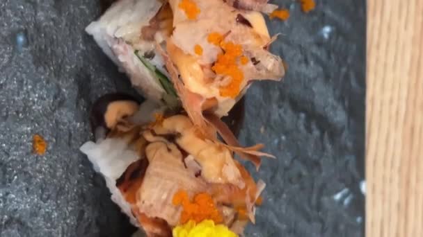 Black Dragon Roll Crabmeat Avocado Kappa Unagi Avocado Fish Flakes — стокове відео