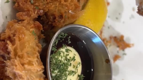 Krabben Teig Mit Soße Meeresfrüchte Einem Restaurant Mit Zitrone Auf — Stockvideo