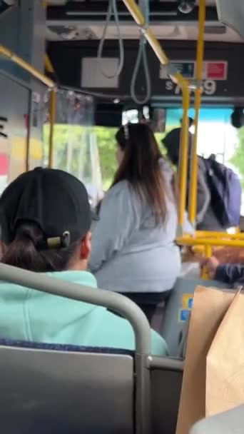 Зупинка Автобуса Людина Входить Середину Всі Люди Сидять Спинами Камери — стокове відео