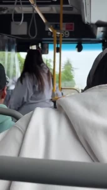 Πραγματικοί Άνθρωποι Στο Λεωφορείο Πηγαίνουν Στο Σπίτι Μισό Άδειο Όχημα — Αρχείο Βίντεο