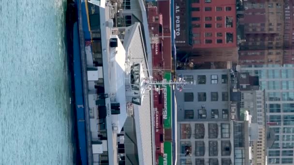 Kanada Meydanı Vancouver Şehir Merkezindeki Ticari Binalar Gemilerin Olduğu Rıhtım — Stok video
