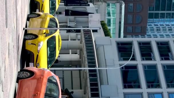 大都市の高層タクシーでの実際の生活黄色のオレンジバンクーバーのタクシーで通過する観光客を歩くカナダ2023 — ストック動画