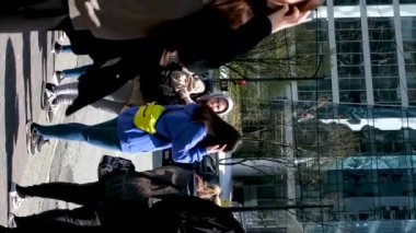 Burrard İstasyonu 'ndaki gökdelenler trafikte yürüyen insanlar gerçek turistler iş adamları basit işadamları herkes Vancouver şehrinde yaşıyor Kanada 2023