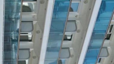 Pasifik Okyanusu üzerinde dalgalanan Vancouver Canada Place bayrağı açıklarında büyük bir yolcu gemisi duruyor. Şehrin deniz manzarası çok güzel Kanada 2023