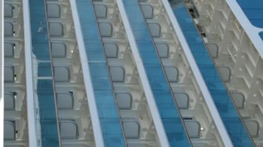 Pasifik Okyanusu üzerinde dalgalanan Vancouver Canada Place bayrağı açıklarında büyük bir yolcu gemisi duruyor. Şehrin deniz manzarası çok güzel Kanada 2023