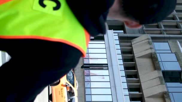 Ένας Εργάτης Οδοποιίας Σταματάει Την Κυκλοφορία Κρατώντας Πινακίδα Στοπ Καναδάς — Αρχείο Βίντεο