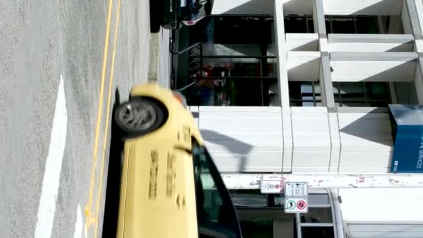 Ludzie Plecakami Tenisówkach Chodzić Wzdłuż Nasypu Samochodach Portowych Taksówki Autobusy — Wideo stockowe