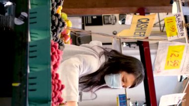 Kapsamlı pazarda satıcı ve alıcıların günlük yaşamı birçok satış birçok meyve, sebze ve diğer ürünler satışta 2023 Kanada Vancouver için maske modu