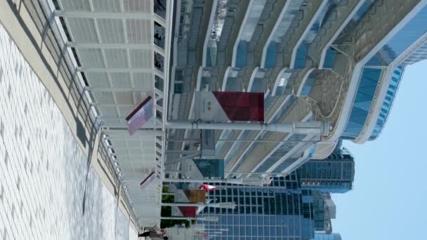 Огромный Круизный Лайнер Стоит Берегов Ванкувера Флагом Канадской Площади Пролетающей — стоковое видео