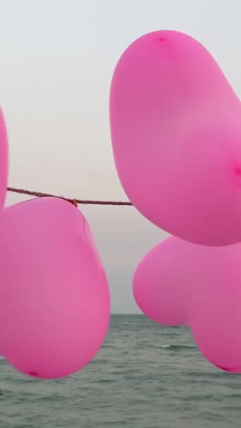 Cluster Ballons Forme Cœur Dans Une Allée Paroi Blanche Amas — Video