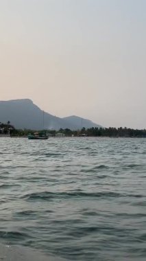 Dalgalar karaya vuruyor.