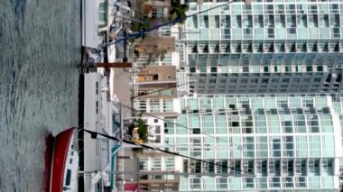 Vancouver 'ın Fairview bölgesindeki Granville Adası alışveriş bölgesi. Sahte Derenin karşısında Vancouver şehir merkezinden güney Granville Caddesi Köprüsü 2023 Kanada.