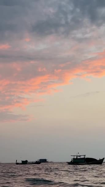 日没の空に浮かぶ漁船のシルエット 日没の空に浮かぶ漁船のシルエット — ストック動画