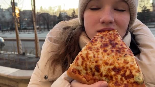 Street Food Europe Winter Teenage Girl Beige Hat Warm Clothes — Αρχείο Βίντεο