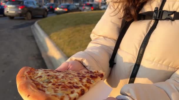 Street Food Europe Winter Teenage Girl Beige Hat Warm Clothes — Αρχείο Βίντεο