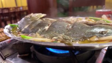 Kızarmış beyaz pomfret Tayvan 'daki Ay Yeni Yılı' nda yeni yıla özel bir yemektir. Çince kelimeler şanslıdır.,