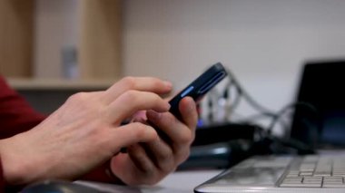 Müziği kur ve hoparlörleri bağla. Akıllı telefonla erkek ellerine yakın çekim yap.