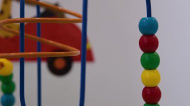 Abaküsle oynayan, sayı saymayı öğrenen sevimli küçük bir kız. Ön manzara, boncukların ayrıntıları...