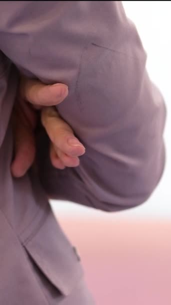 医护人员服装姿势等着谈话交叉双臂捂住胸膛一位身着淡紫色衣服的妇女交叉双手的特写 — 图库视频影像