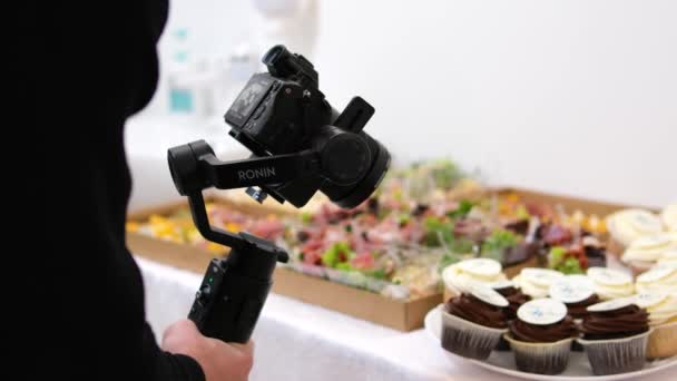 Steadicam에서 Stdc 카메라를 사용하여 테이블 사람들을 편리하게 새로운 기술을 촬영하는 — 비디오