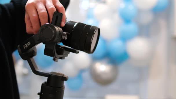 ステディカムでStdcカメラを使用したロニン射撃は 企業のテーブルフードレジャーの人々を便利に新しい技術を撮影します カナダ バンクーバー 2024 — ストック動画