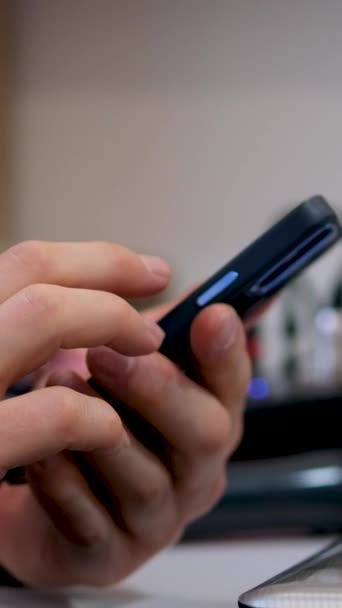 Közelről Férfi Kezében Szúró Telefon Ember Használ Mozgatható Telefon Állva — Stock videók