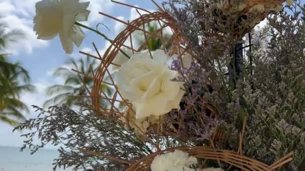 レストランホールの花と結婚式の装飾 美しい結婚式の装飾 夏の晴れた日に新鮮な花と結婚式のアーチ 結婚式の日 — ストック動画