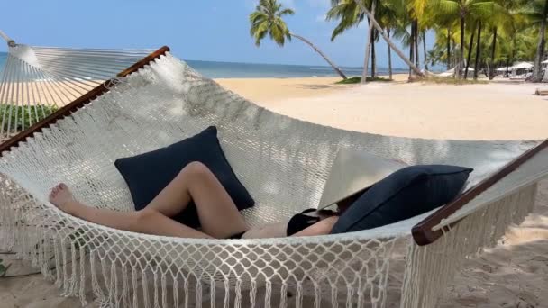 Kobieta Korzystająca Telefonu Komórkowego Hamaku Plaży — Wideo stockowe