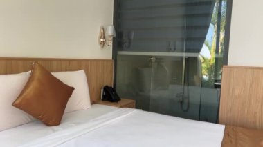  Oteldeki yatak odasının ışıkları açılıp kapanıyor. Kalbinde yer alan otel, turistik bölgelere ve denize yakın.