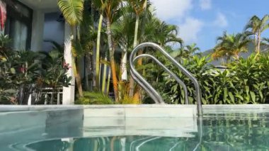 Nehir kenarında havuzu olan Vietnam villası. Otelde açık yüzme havuzu