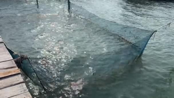Fischernetze Trocknen Über Fischerboot Der Nähe Des Flussufers Obere Ansicht — Stockvideo