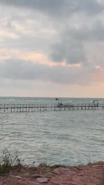 Piękny Lot Nad Farmą Rybną Brzegu Jeziora Batur Zieloną Wodą — Wideo stockowe