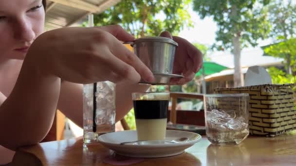 Μια Έφηβη Προετοιμάζει Βιετναμέζικο Καφέ Συμπυκνωμένο Γάλα Από Μια Ειδική — Αρχείο Βίντεο