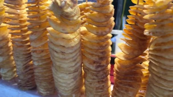 Kartoffelchips Auf Einem Stock Blick Auf Spiralförmige Oder Verdrehte Kartoffelchips — Stockvideo