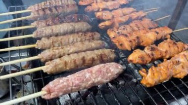 Türk Mutfağı Kömür Izgarası Kömür Kömürlü Et. Geleneksel Smoky Barbekü Adana Kebabı. Kavrulmuş Halal Şiş Et. Pişirme şiş kebap ızgarada ızgara. Arapça. Izgara 