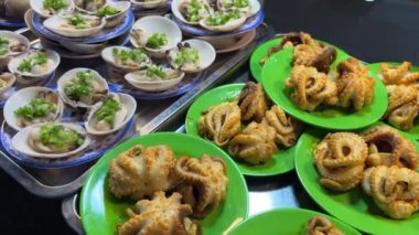 Tabakta haşlanmış ahtapot, deniz ürünü, geleneksel Akdeniz mutfağı. Ahtapot yemeği