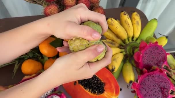 Fruta Dura Inmadura Noah Tratar Romperla Con Las Manos Tiene — Vídeos de Stock
