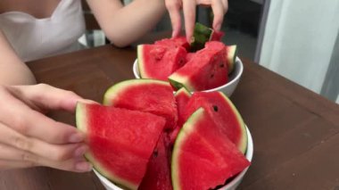 Karpuzlu Gülümseyen Mutlu Kız. Gözlüklü genç kız bahçede karpuz yiyor.