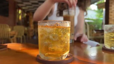 Pirinç suyu ve kahve. Vietnam geleneği, içmeden önce bir fincan yeşil çay servis etmektir.