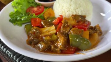 Beyaz kasede kimchi ton balıklı pirinç salatası yiyorum. Geleneksel Kore yemekleri. Tatlı soslu sebzeli pilav.