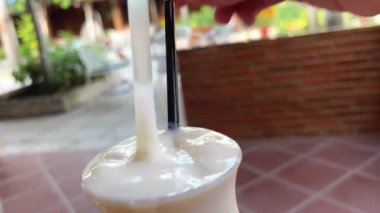 Yüz, ev ve kadın süt, gülümseme ve sağlıklı beslenme ile meyve suyu ya da protein içeriyor. Portre, kalsiyum veya vanilyalı milkshake ile kilo kaybı içeceği veya süt ürünleri