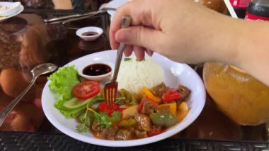 Ananas ve tavuk, tatlı ve ekşi soslu, dolmalık biber, pirinç ve taze soğanlı. Tatlı soslu sebzeli pilav.