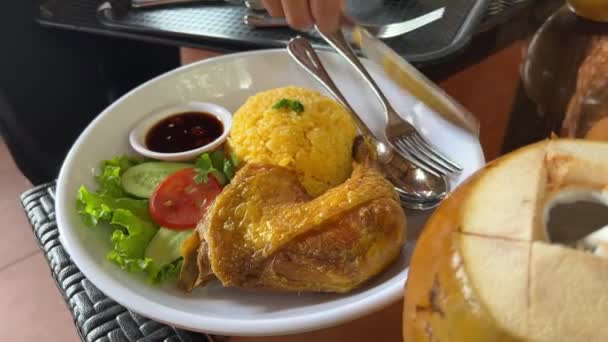 Kokosnussmenschen Essen Auf Einem Straßenmarkt Ein Gericht Reis Und Fleisch — Stockvideo