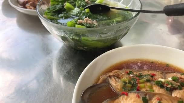 Comida Vietnamita Pescado Salsa Sirve Mucha Hojas Verdes Carne Mesa — Vídeo de stock