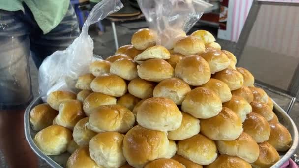 Tukang Roti Mengambil Roti Gulung Dari Rak Roti Sebuah Toko — Stok Video