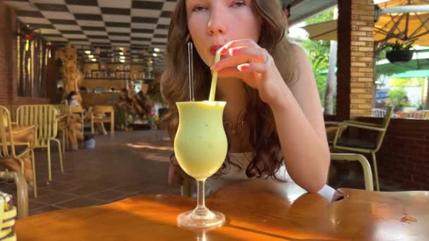 Γυναίκα Πίνει Χυμό Αβοκάντο Νεαρή Κοπέλα Λευκό Φόρεμα Θέρετρο — Αρχείο Βίντεο
