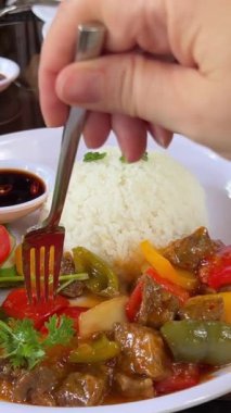 Ananas ve tavuk, tatlı ve ekşi soslu, dolmalık biber, pirinç ve taze soğanlı. Tatlı soslu sebzeli pilav.