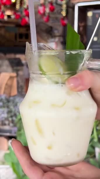 Alto Angolo Ciotola Con Yogurt Naturale Frutta Fresca Lime Foglie — Video Stock