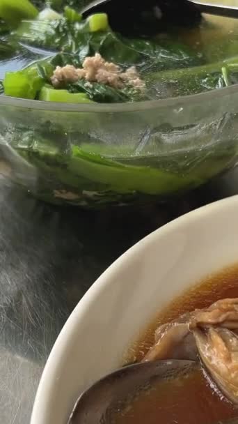 Pesce Cibo Vietnamita Salsa Sacco Foglie Verdi Carne Sulla Tavola — Video Stock
